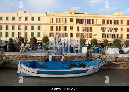 altes Alter Fischerboot vor Anker im Kanal des Tibers in Rom Fiumicino, mediterranen italienischen Europäischen Stockfoto