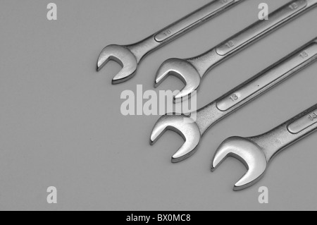 Eine Reihe von Schraubenschlüsseln isoliert auf einem hellen Hintergrund Stockfoto