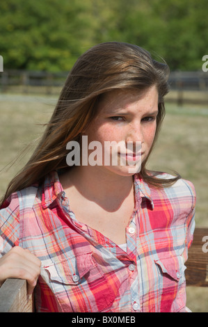 Teenager Landmädchen in Alltagskleidung, Schuss in den Kopf der hübsche junge Brünette im karierten Hemd. Stockfoto