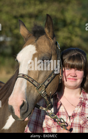 Land Mädchen Teenager halten ihre Grullo Pferd in Kopf geschossen Porträt. Stockfoto