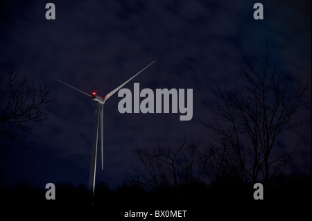 Windmühle Windkraftanlage in der Nacht mit Sternen Stockfoto