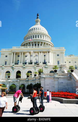 Touristen, Wandern und Reiten auf Segway Transportfahrzeuge vor Kapitol in Washington, DC, USA Stockfoto