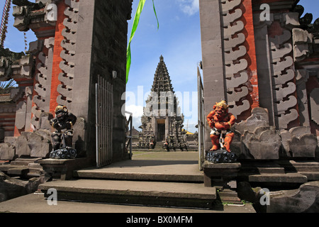 Split-Gateway oder Candi Bentar am Tempel in der Nähe von Lake Batur, Pura Ulun Danu Batur. Kintamani, Bali, Indonesien. Stockfoto