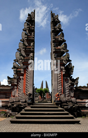 Gateways oder Candi Bentar am Tempel in der Nähe von Lake Batur, Pura Ulun Danu Batur aufgeteilt. Kintamani, Bali, Indonesien. Stockfoto