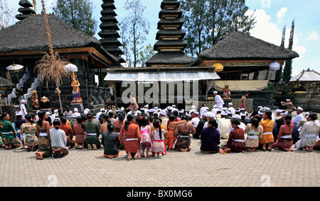 Zeremonie im Tempel in der Nähe von Lake Batur, Pura Ulun Danu Batur. Kintamani, Bali, Indonesien. Stockfoto