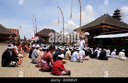 Zeremonie im Tempel in der Nähe von Lake Batur, Pura Ulun Danu Batur. Kintamani, Bali, Indonesien. Stockfoto