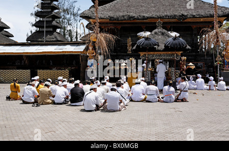 Zeremonie im Tempel in der Nähe von Lake Batur, Pura Ulun Danu Batur. Kintamani, Bali, Indonesien. Stockfoto