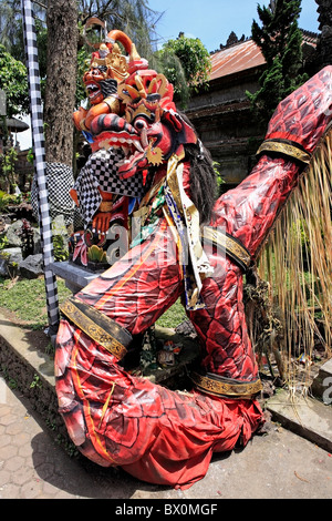 Ein Drache mit einem der Eingänge zu den Tempel in der Nähe von Lake Batur, Pura Ulun Danu Batur verbunden. Bali, Indonesien Stockfoto