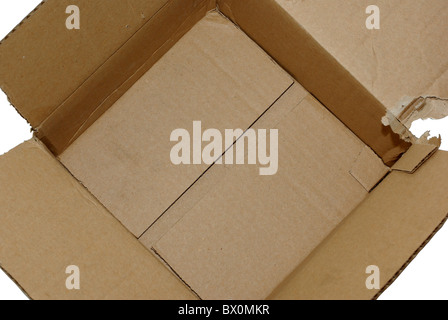 Leere Pappschachtel isoliert auf weißem Hintergrund. Hintergrund, Hintergrund oder Designelement. Stockfoto