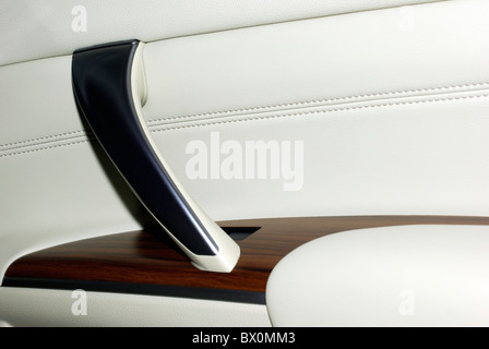 Innere des modernen Auto als Hintergrund. Hochwertige Leder Leder, Holz und Aluminium. Stockfoto
