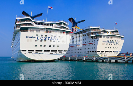 Carnival Ecstasy und Carnival Fantasy angedockt am Hafen Cozumel, Mexiko. Stockfoto