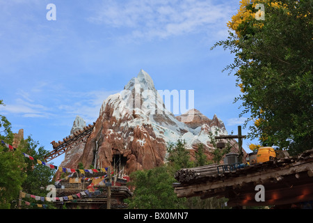 Blick auf Expedition Everest Achterbahn fahren gesehen von Serka Zong Bazzar in Disney World Animal Kingdom Park, Florida, USA. Stockfoto