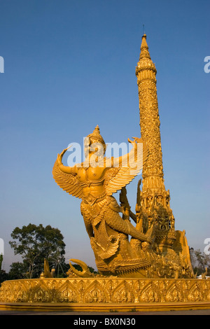 Eine große Wachs Skulptur Kerze Schöpfung ist in der Mitte der Wiese in Ubon Ratchathani, Thailand. Stockfoto