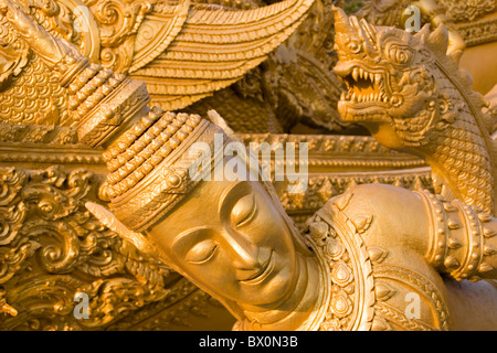 Teil einer großen Wachs Skulptur Kerze Schöpfung ist in der Mitte von einer Wiese in Ubon Ratchathani, Thailand gesehen. Stockfoto