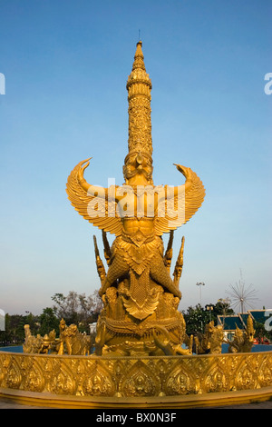 Eine große Wachs Skulptur Kerze Schöpfung ist in der Mitte der Wiese in Ubon Ratchathani, Thailand. Stockfoto