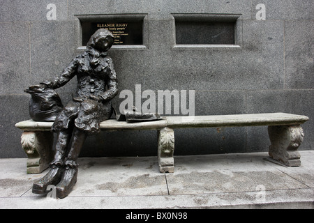 Statue von "Eleanor Rigby" von Tommy Steele geformt und befindet sich im Stanley Street, Liverpool, Merseyside, England, Vereinigtes Königreich Stockfoto