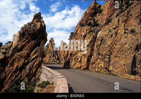 Straße, die durch ungewöhnliche Felsformationen, Piana Calanches, Korsika, Frankreich. Stockfoto