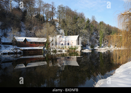 Durham Schule Bootshaus und das Mühlenhaus und Wehr gesehen spiegelt sich in den Fluss Wear, Durham City, England, UK Stockfoto