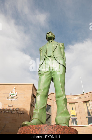 Statue des ersten Ministerpräsidenten Donald Dewar, Schottland. Vor Royal Concert Hall, Buchanan Street, Glasgow. Stockfoto