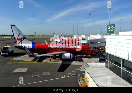 Sydney Flughafen Inlandsterminal und Jungfrau Flugzeuge Stockfoto