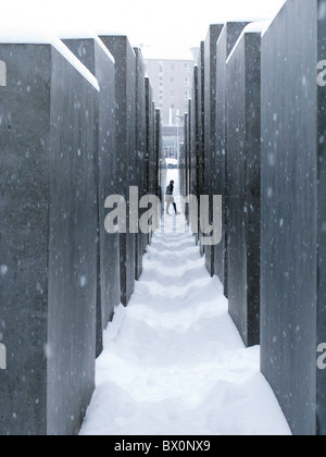 Blick auf das Holocaust-Mahnmal im Winter mit Schnee in Berlin, Deutschland Stockfoto