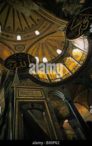 Kuppel und Säulen im Inneren der Hagia Sophia (einmal eine Basilika, dann eine Moschee und heute ein Museum), Istanbul, Türkei. Stockfoto