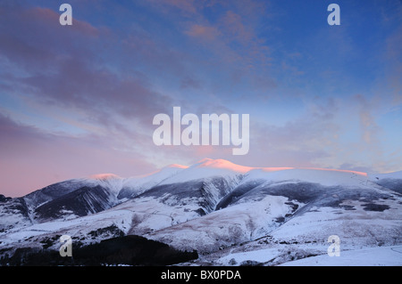 Winter Dämmerung Tageslicht auf Skiddaw, Berg im englischen Lake District Stockfoto