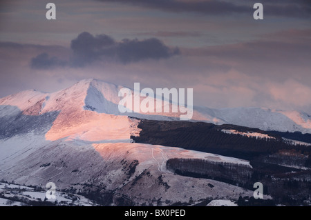 Rosa Sonnenaufgang Winter Sonnenlicht Grisedale Pike im englischen Lake District Stockfoto