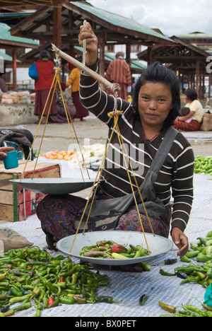 Frau-Anbieter verkaufen Chilis in einem frischen Markt in der Stadt Paro, Bhutan Stockfoto