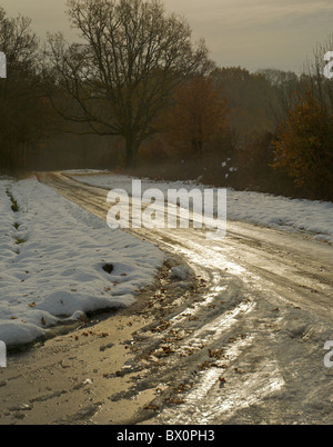 Unbehandelte Landstraßen werden fast unpassierbar aufgrund Blatt Eis macht sie gefährlich sogar, 4-Wheel Drive Fahrzeuge Stockfoto