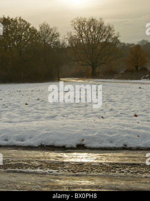 Unbehandelte Landstraßen werden fast unpassierbar aufgrund Blatt Eis macht sie gefährlich sogar, 4-Wheel Drive Fahrzeuge Stockfoto