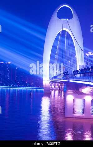 Nachtszene Liede Brücke mit brillanten spot-Licht, Foto in der Stadt Guangzhou, Provinz Guangdong Stockfoto