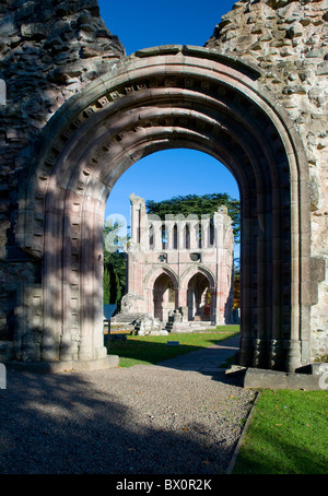 Ruinen von Dryburgh Abbey, Scottish Borders durch Bogen in Richtung Sir Walter Scotts Grab suchen. Stockfoto