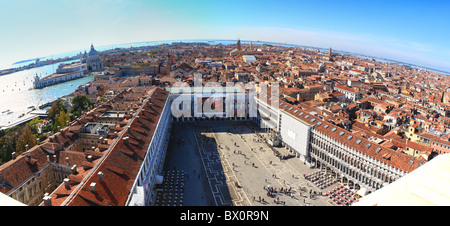 Blick nach Westen über den Markusplatz entfernt, Venedig und den Grand Canal, mit dem italienischen Festland am Horizont sichtbar. Stockfoto