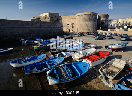 Angedockten Schiffe in den Hafen von Gallipoli, Apulien, Italien Stockfoto