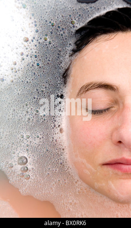 junge Frau mit einem schaumigen Bad Stockfoto