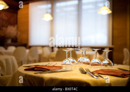 Besteck in einem eleganten Tisch Stockfoto