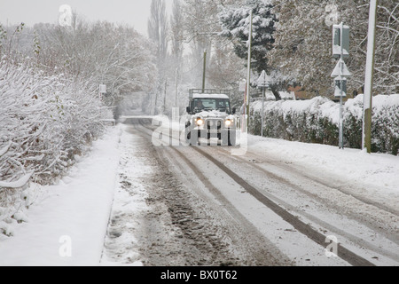 Fahren auf verschneiten Straßen Stockfoto