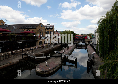 Camden Lock (Hampstead Road Lock), Regent es Canal, London mit London-Bus über die Straße im Hintergrund. Stockfoto