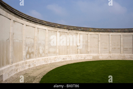 Eine gebogene Denkmal Wand im ersten Weltkrieg gefallenen Soldaten Stockfoto