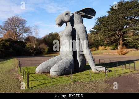 Von Sophie Ryder in Yorkshire Sculpture Park sitzen. Stockfoto