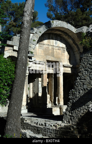 Ruinen des römischen Tempels von Diana, oder Temple de Diane, mit Fassdach in den Jardins de la Fontaine, Nimes, Gard, Frankreich Stockfoto