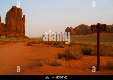 Verkehrszeichen Einbahnstraße im Monument Valley, Utah, USA Stockfoto