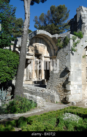 Tempel der Diana, römische Ruinen oder Überreste, Jardins de la Fontaine, Nimes, Gard, Languedoc-Roussillon, Frankreich Stockfoto