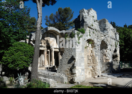 Römische Überreste oder Ruinen des Tempels von Diana, Jardins de la Fontaine, Nimes, Gard, Languedoc-Roussillon, Frankreich Stockfoto