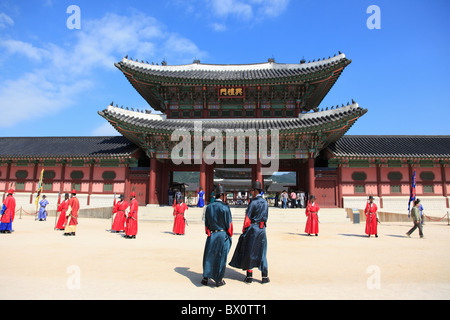 Die Wachablösung, Gyeongbokgung Palace, Palast des glänzenden Glücks, Seoul, Südkorea, Asien Stockfoto