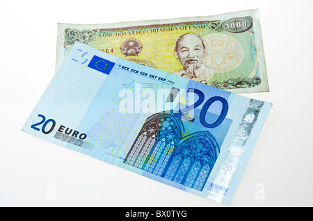 Vietnamesische 1000 Dong Hinweis mit einem 20-Euro-Schein Stockfoto