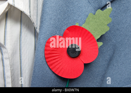 Stolze Person tragen rote British Legion Erinnerung Mohn auf ein smart blaue Jacke Revers. England, UK, Großbritannien Stockfoto