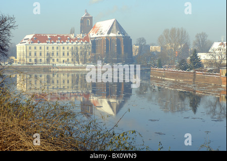 Breslau Odra River und Heilige Maria-Kirche in einem sonnigen Wintermorgen Stockfoto
