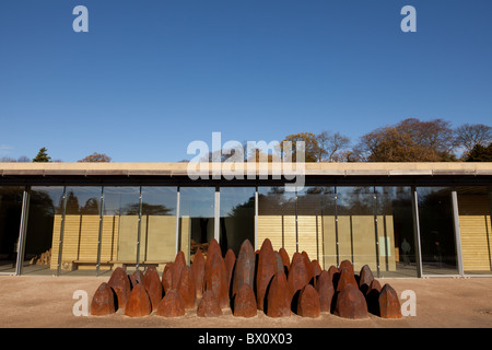 Skulptur von David Nash außerhalb der U-Bahn-Galerie am Yorkshire Sculpture Park Stockfoto